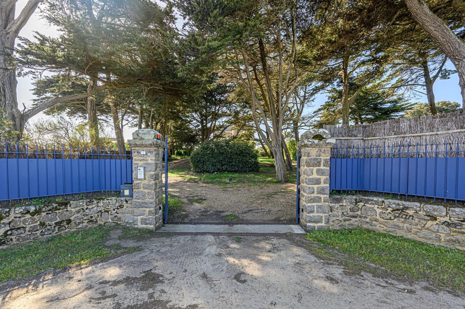 luxury property 9 Rooms for sale on BATZ SUR MER (44740)