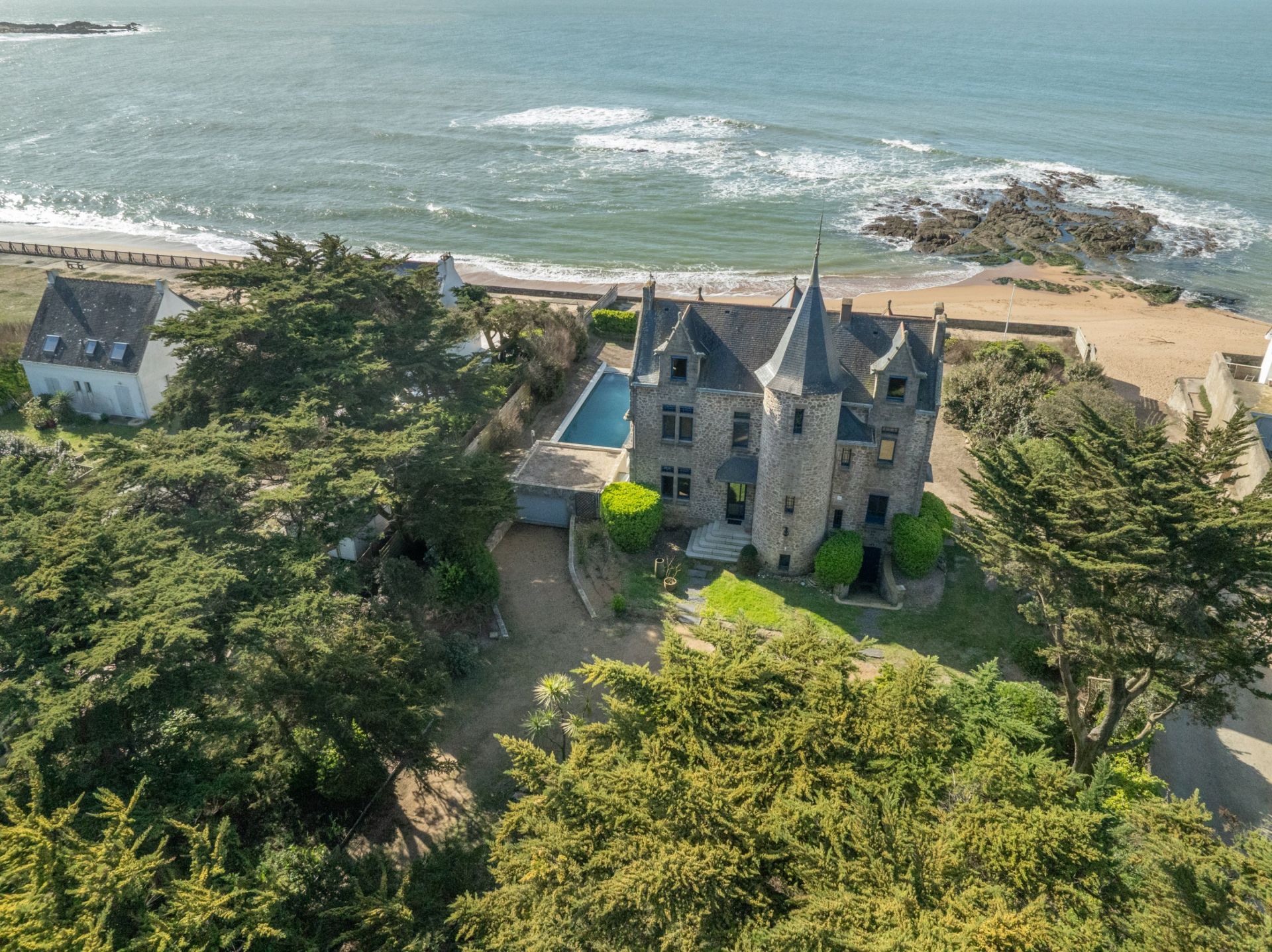 luxury property 9 Rooms for sale on BATZ SUR MER (44740)