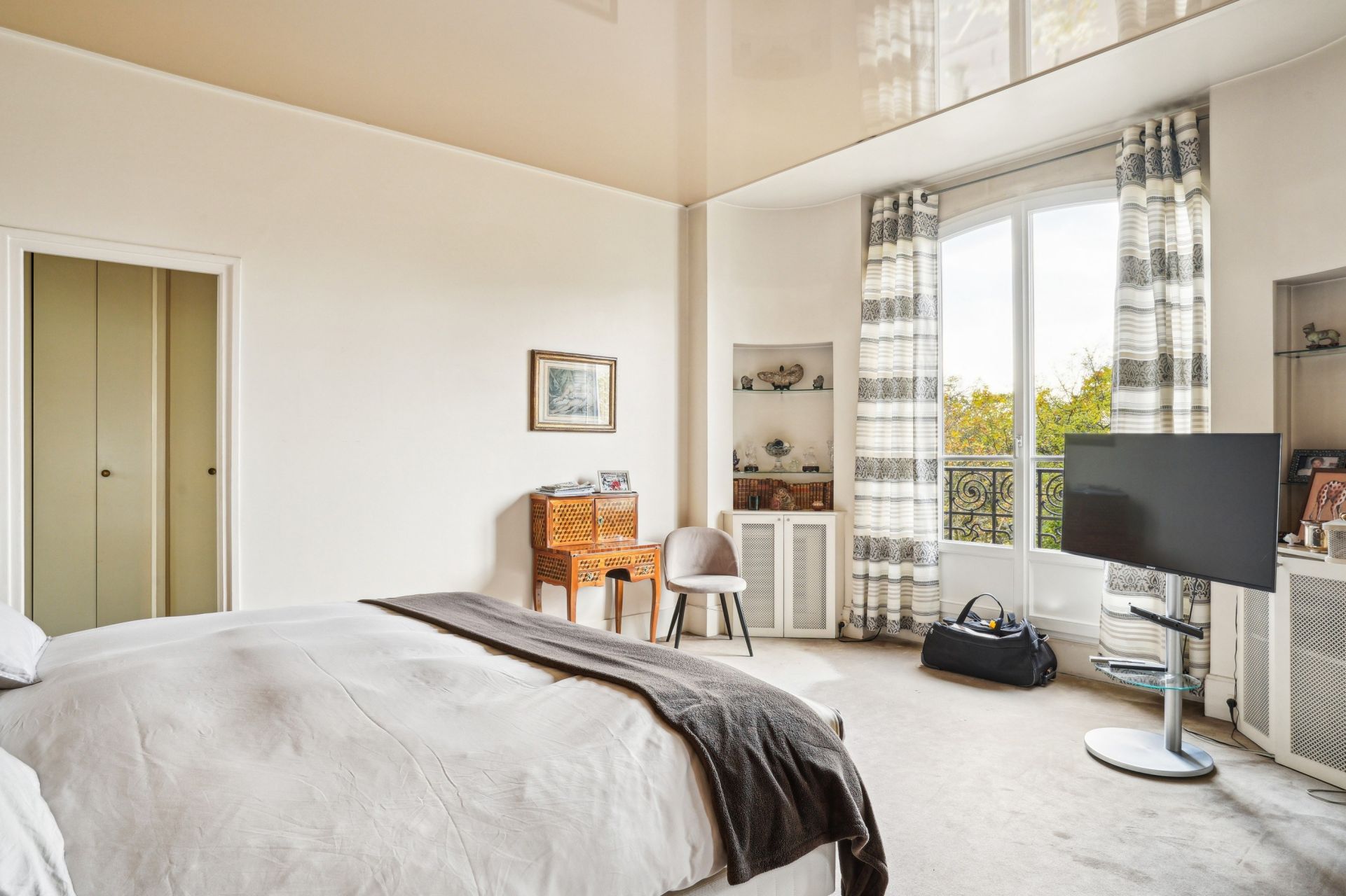 luxury apartment 5 Rooms for sale on PARIS (75116)