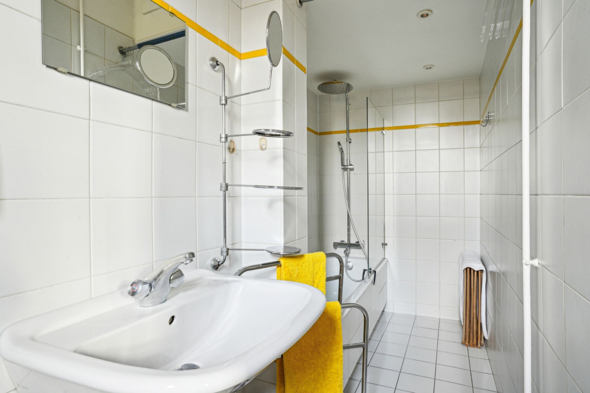 luxury apartment 5 Rooms for sale on PARIS (75116)