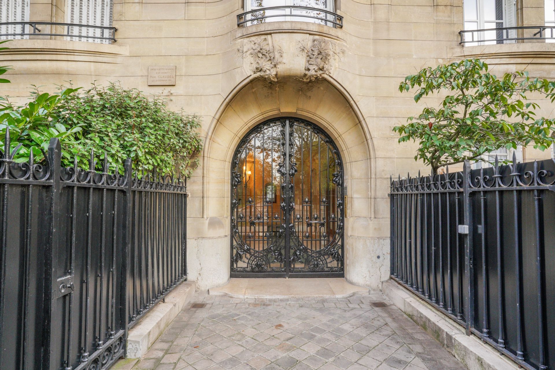 luxury apartment 5 Rooms for sale on PARIS (75116)