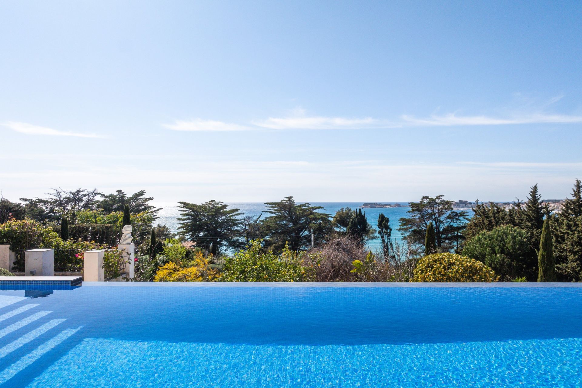 luxury house 5 Rooms for seasonal rent on SANARY SUR MER (83110)