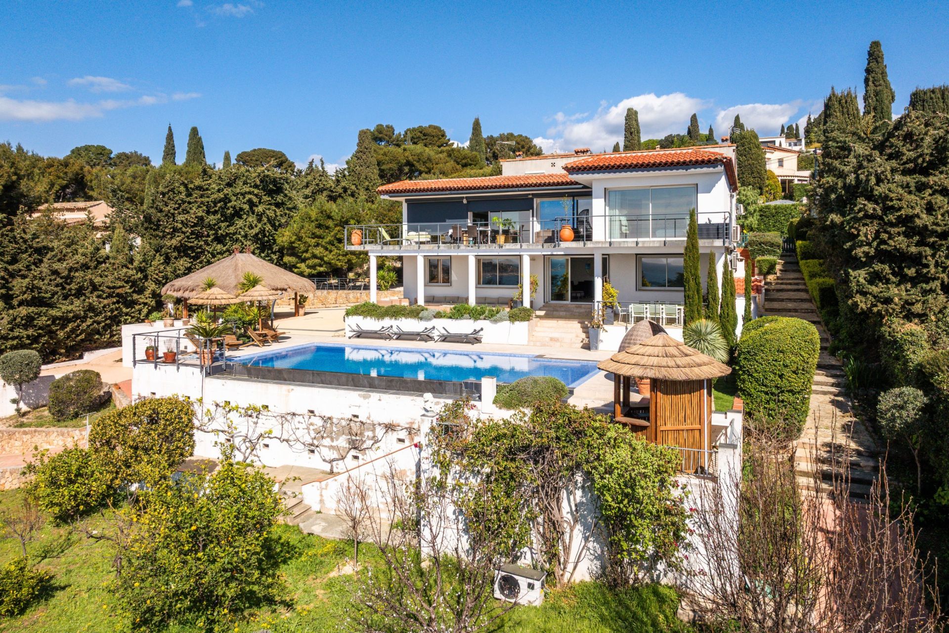 luxury house 5 Rooms for seasonal rent on SANARY SUR MER (83110)