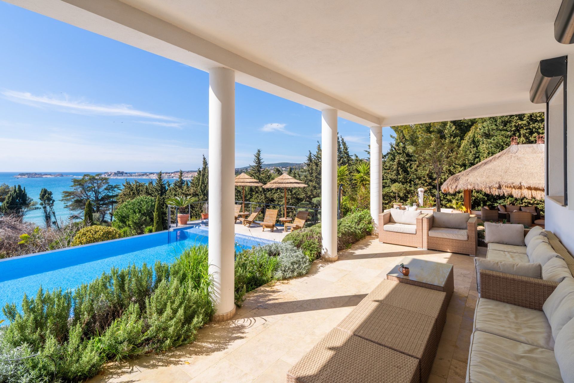 luxury house 5 Rooms for seasonal rent on SANARY SUR MER (83110)