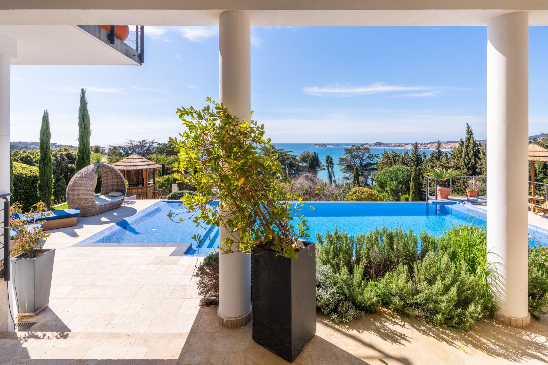 luxury house 5 Rooms for seasonal rent on SANARY SUR MER (83110)