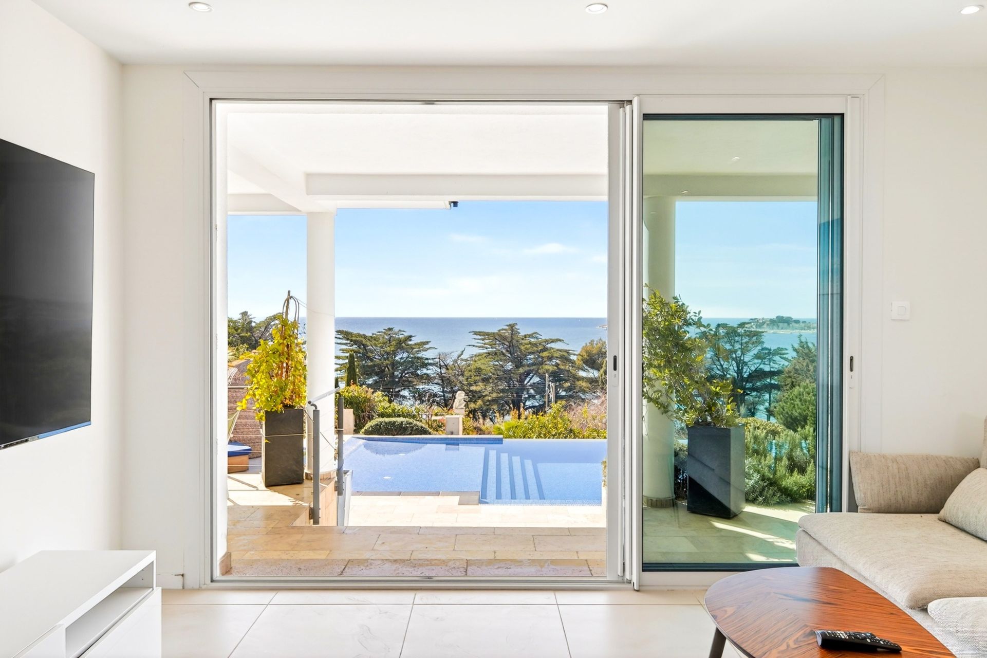 luxury house 5 Rooms for seasonal rent on SANARY SUR MER (83110)