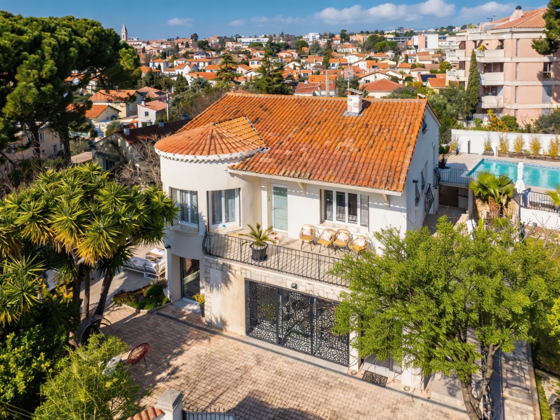 luxury house 10 Rooms for sale on MARSEILLE (13012)