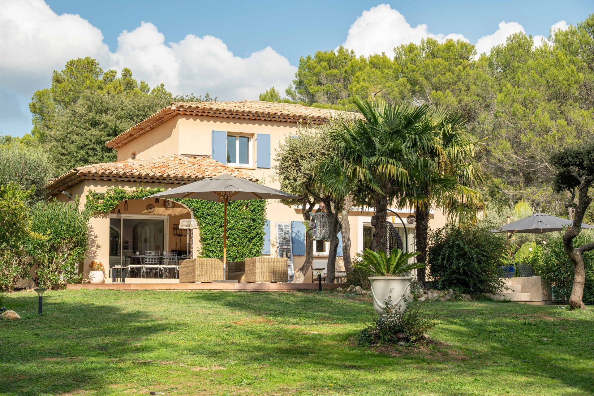 luxury house 7 Rooms for sale on ST MARC JAUMEGARDE (13100)