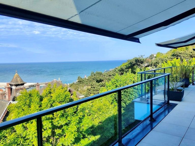 contemporary house 10 Rooms for sale on FECAMP (76400)