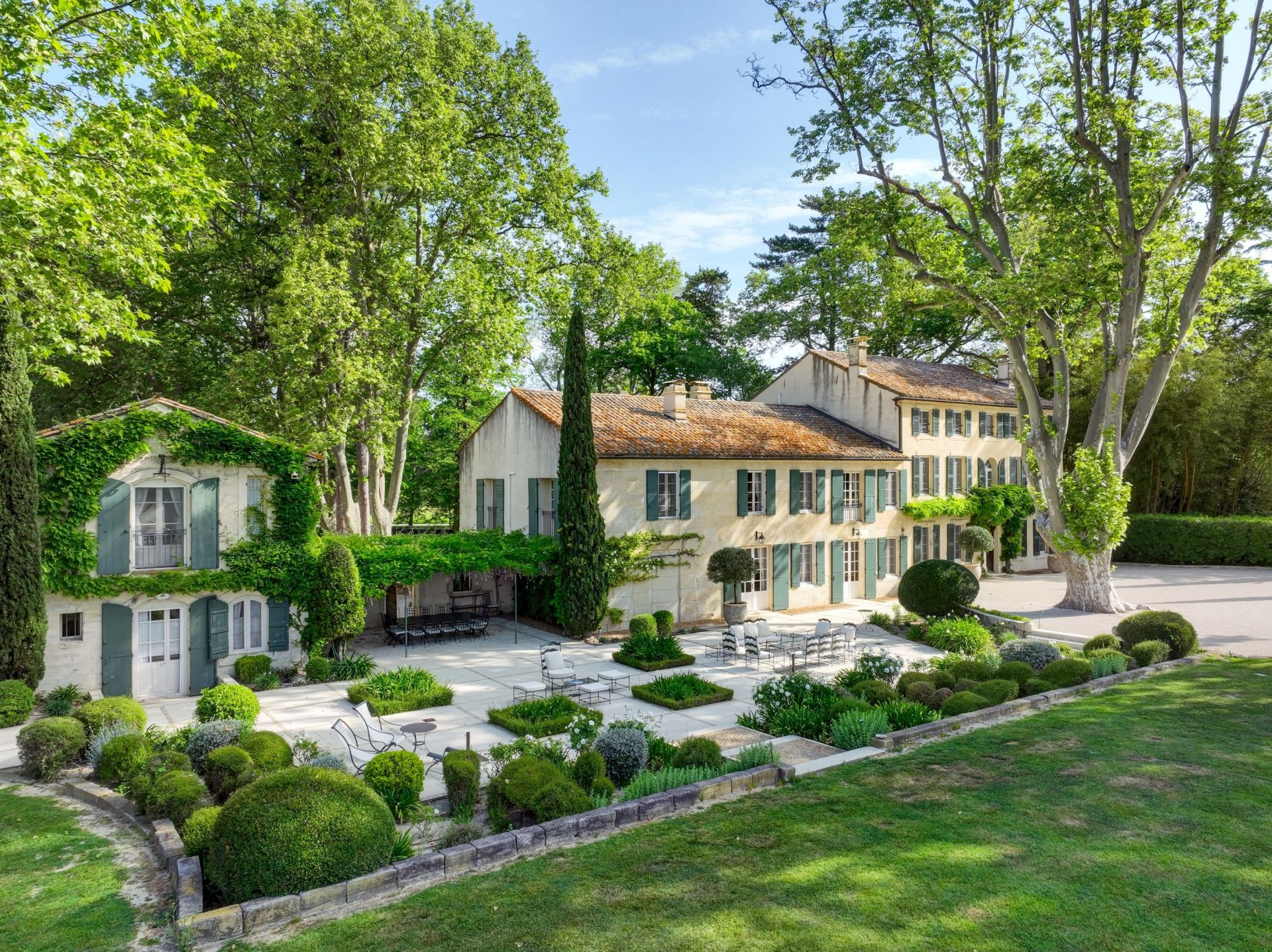 luxury house 23 Rooms for sale on ST REMY DE PROVENCE (13210)
