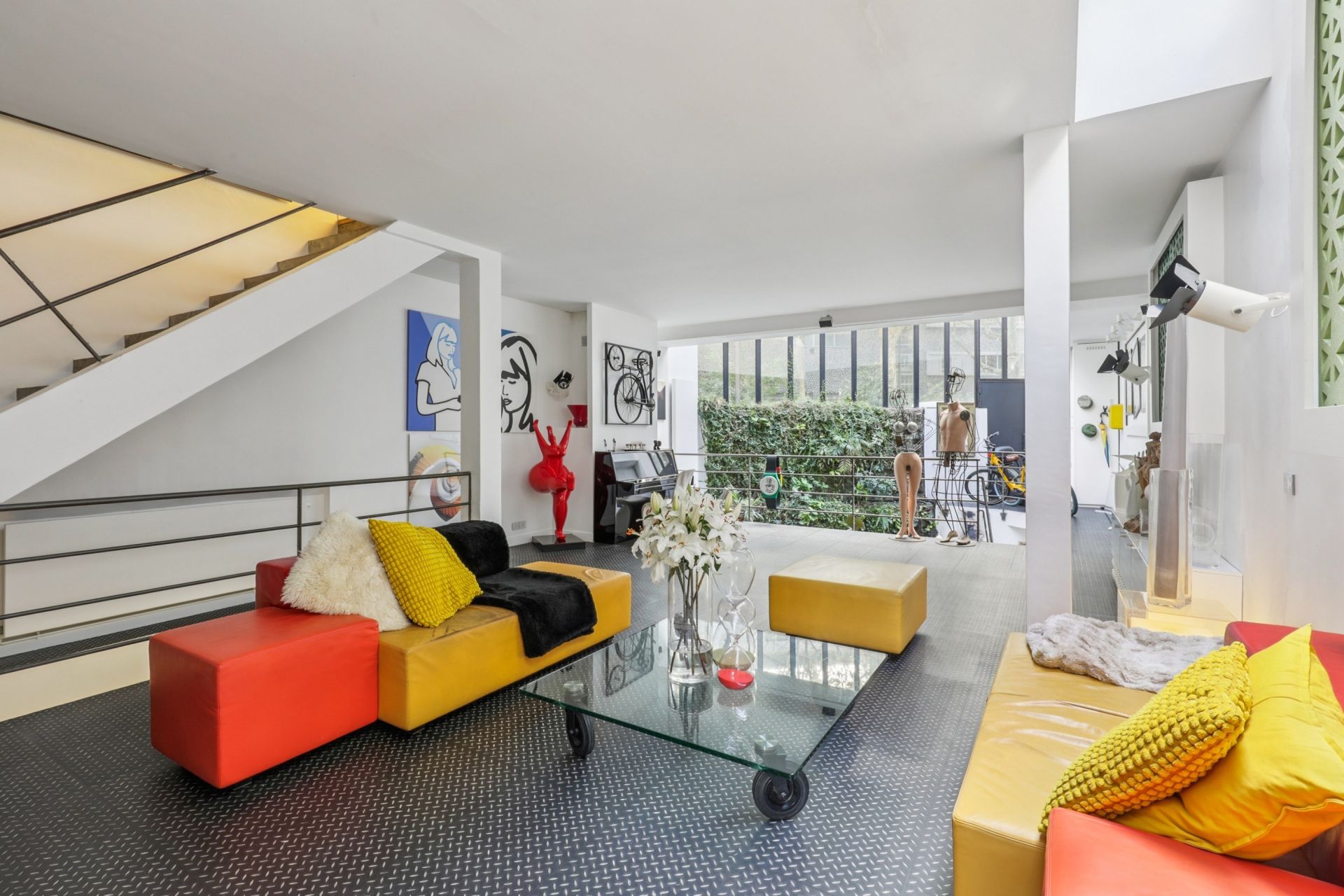 luxury house 6 Rooms for sale on PARIS (75018)
