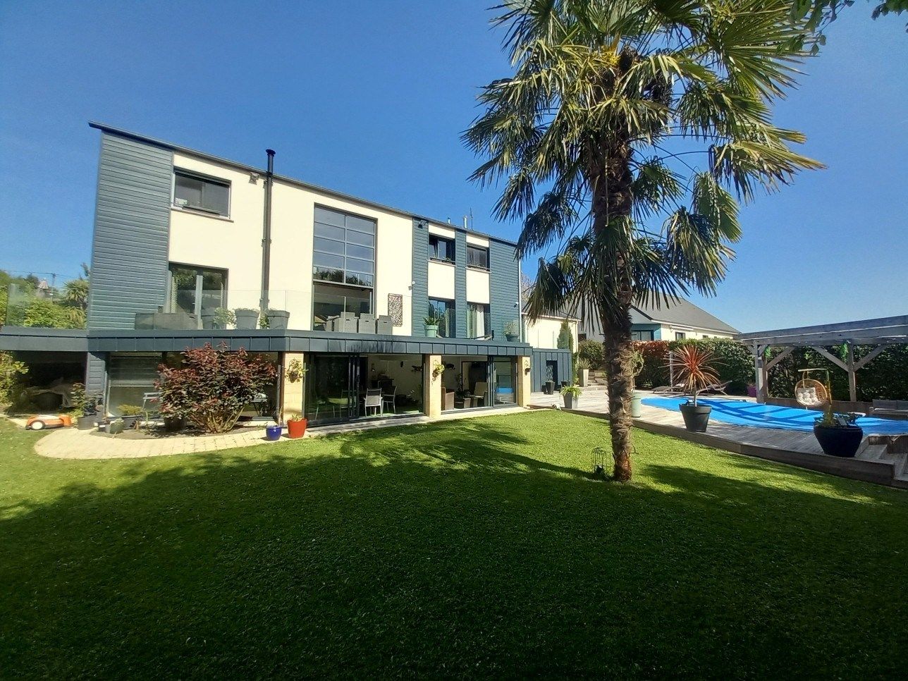 luxury house 10 Rooms for sale on MALAUNAY (76770)