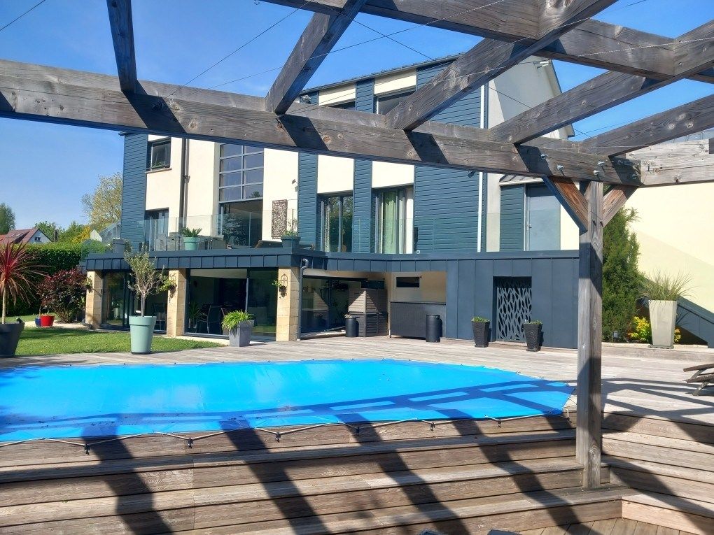 luxury house 10 Rooms for sale on MALAUNAY (76770)