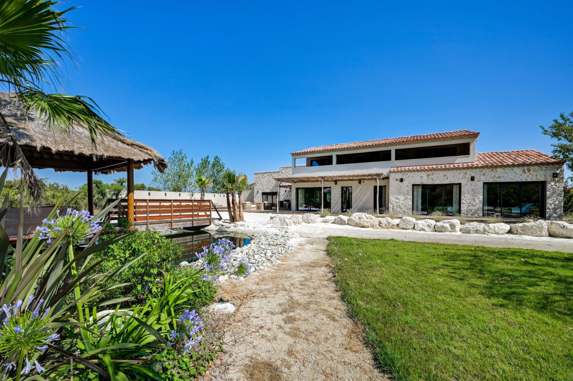 luxury house 8 Rooms for sale on EYGALIERES (13810)