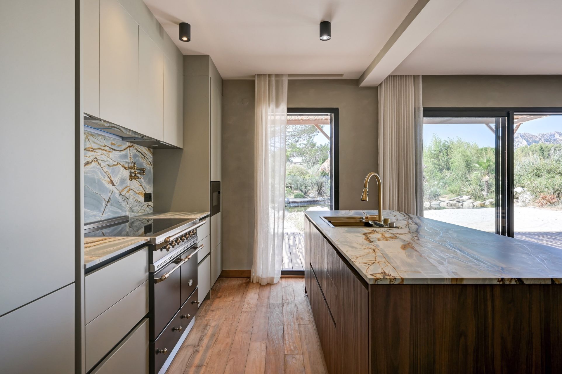 luxury house 8 Rooms for sale on EYGALIERES (13810)
