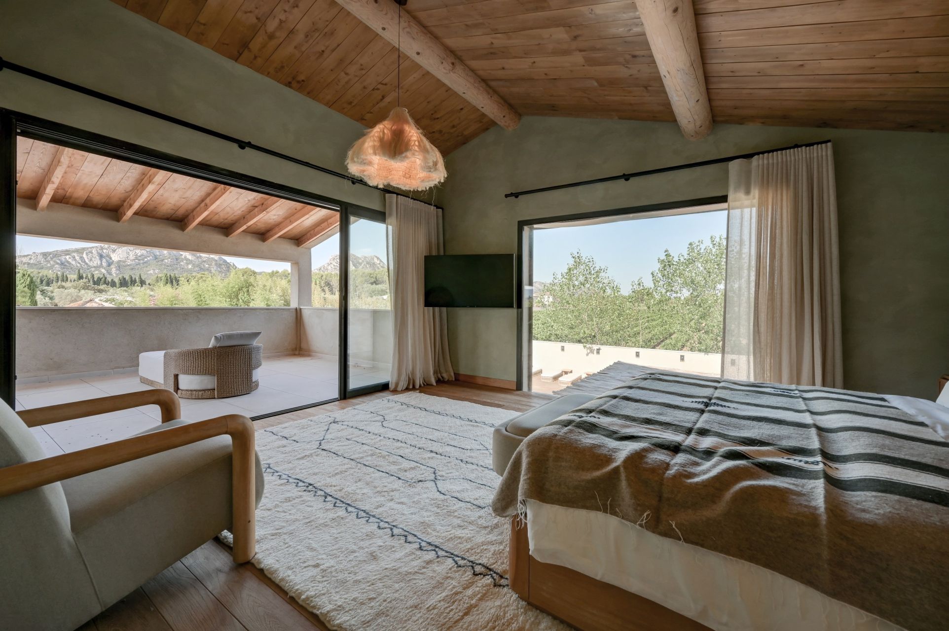 luxury house 8 Rooms for sale on EYGALIERES (13810)