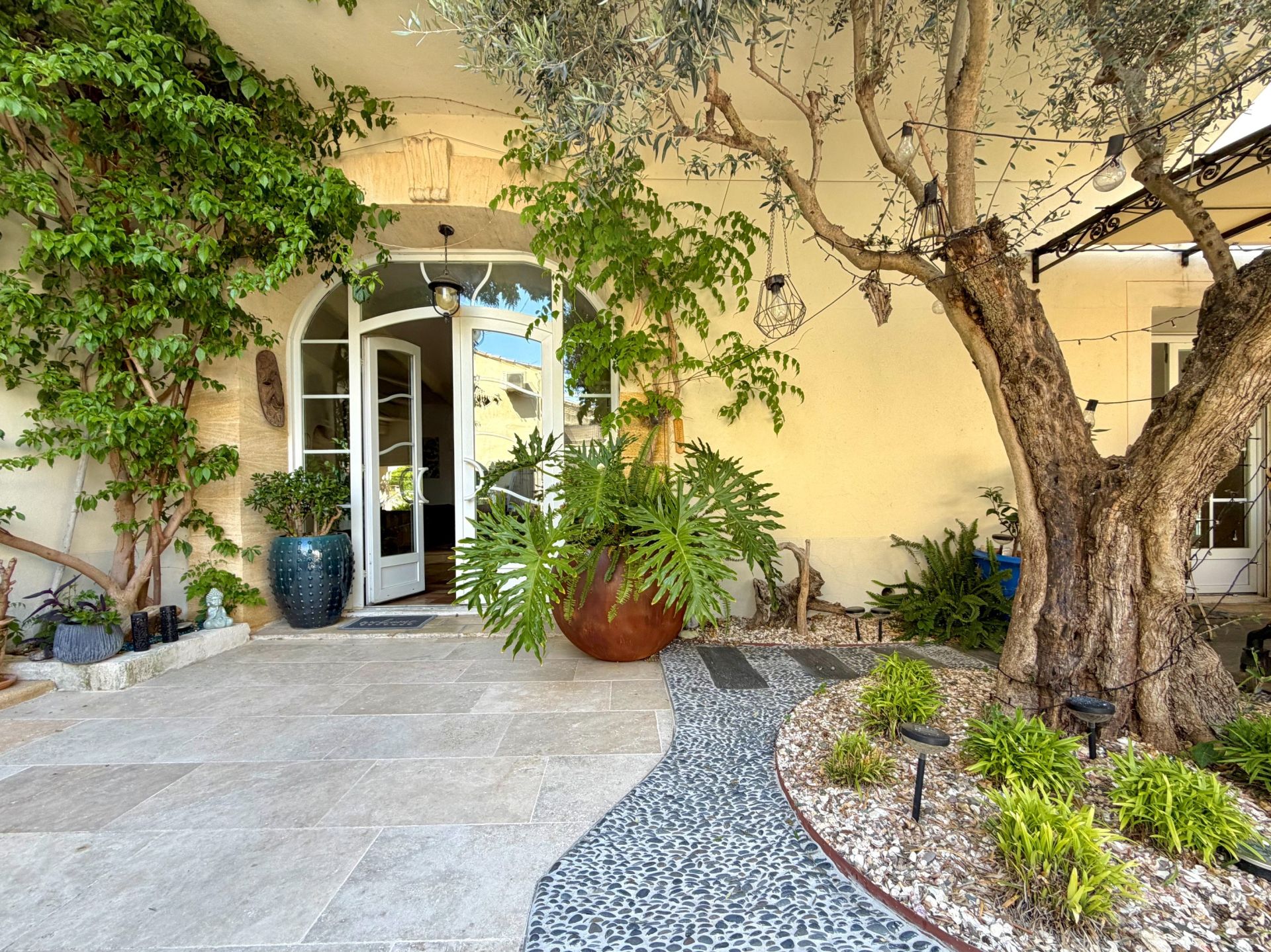 luxury house 8 Rooms for sale on MONTPELLIER (34000)