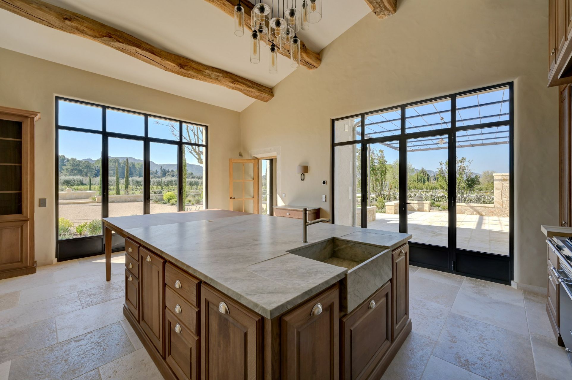 luxury house 10 Rooms for sale on EYGALIERES (13810)