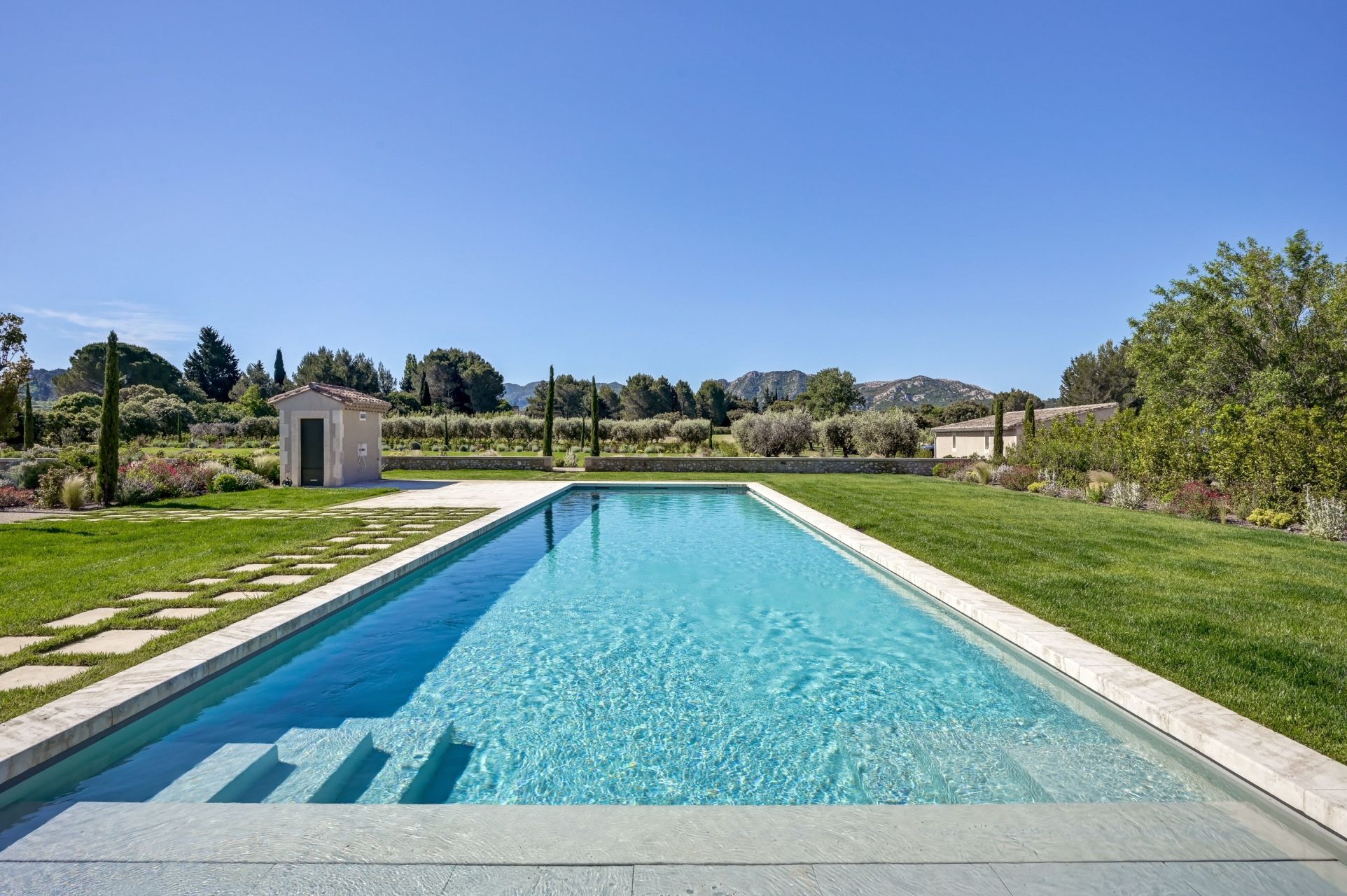 luxury house 10 Rooms for sale on EYGALIERES (13810)