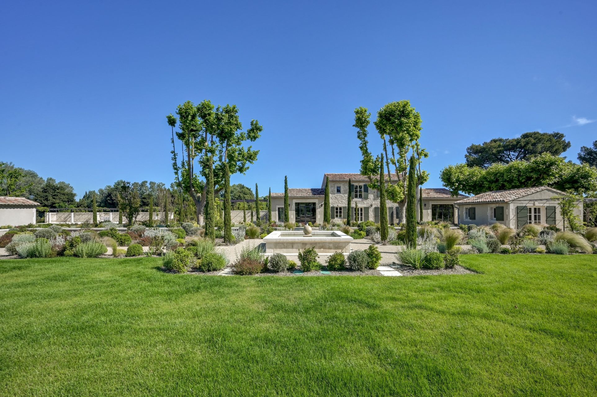 luxury house 10 Rooms for sale on EYGALIERES (13810)