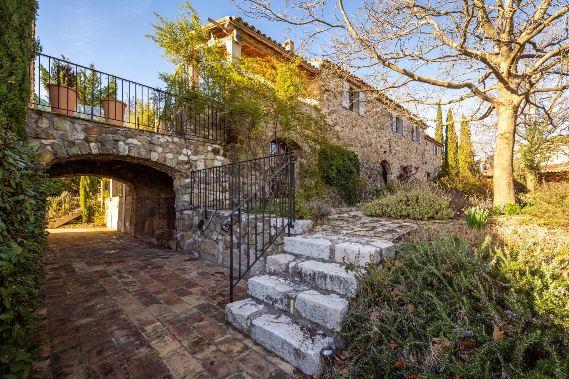 maison de luxe 81 Pièces en vente sur OPPEDETTE (04110)