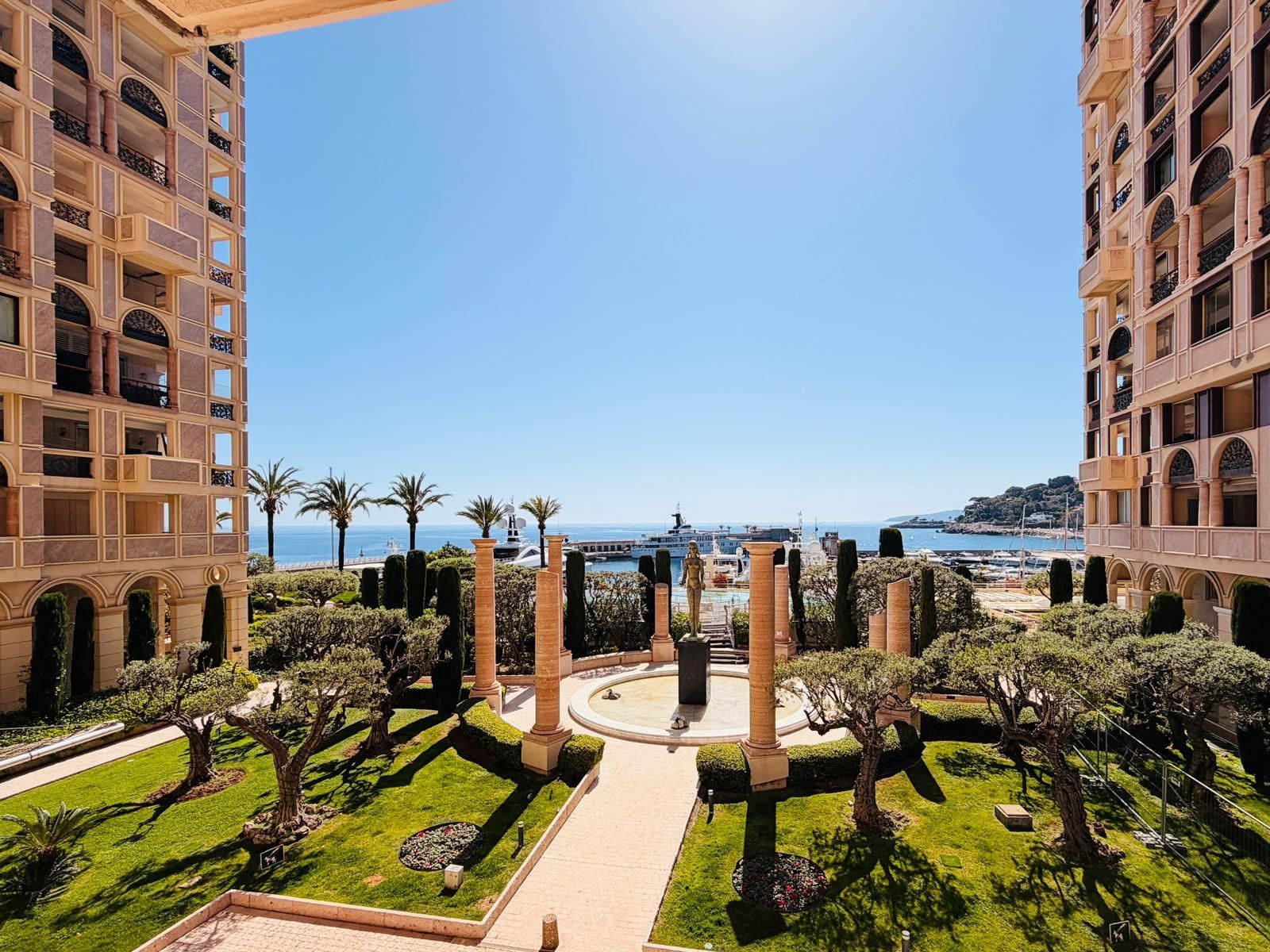 luxury apartment 4 Rooms for sale on MONACO (98000)