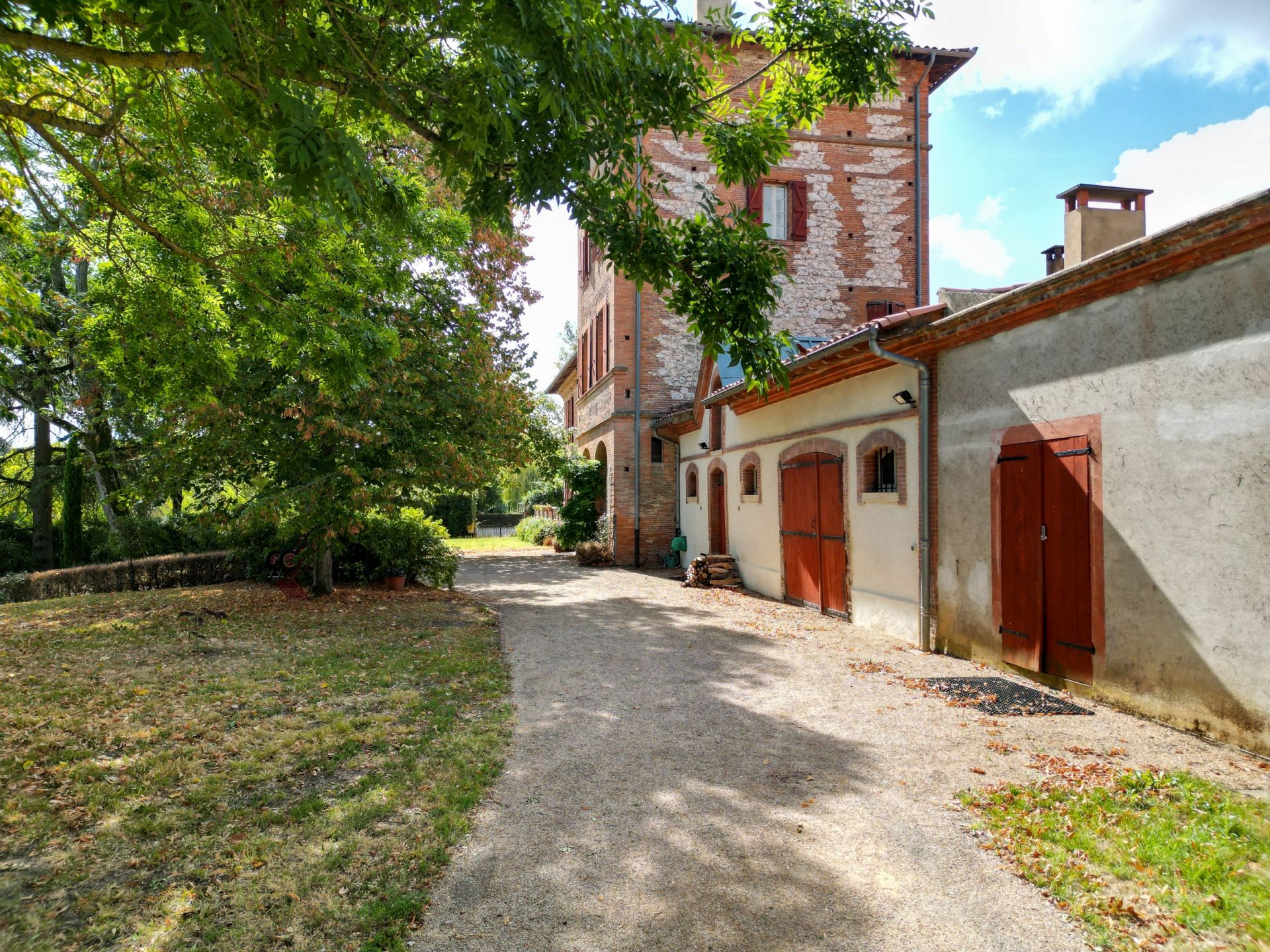 luxury house 16 Rooms for sale on VERFEIL (31590)