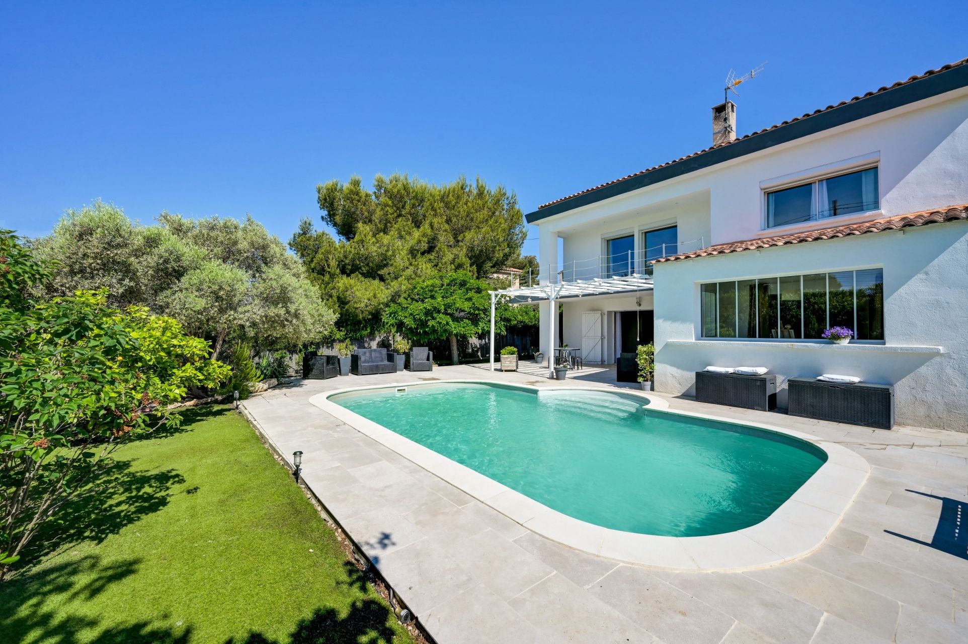 luxury traditional house 7 Rooms for sale on SAUSSET LES PINS (13960)