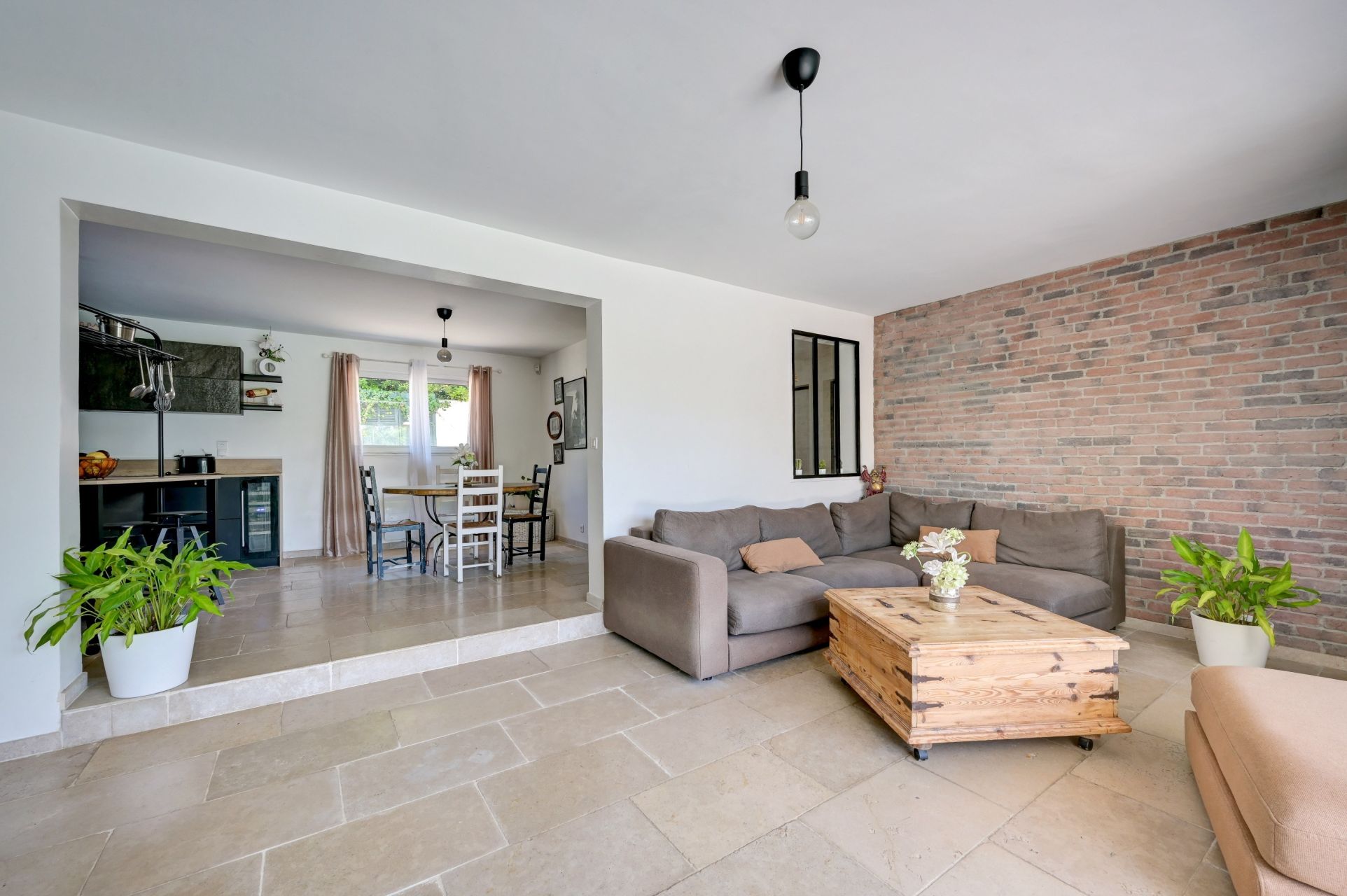 luxury traditional house 7 Rooms for sale on SAUSSET LES PINS (13960)
