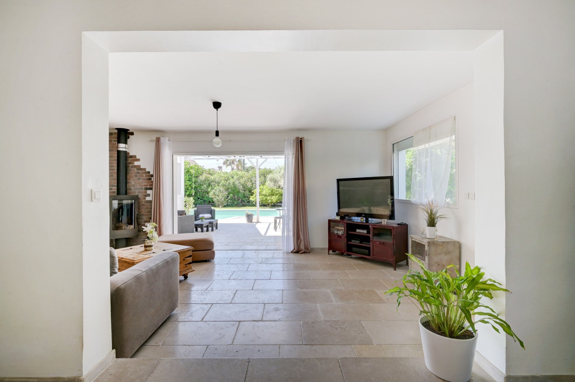 luxury traditional house 7 Rooms for sale on SAUSSET LES PINS (13960)