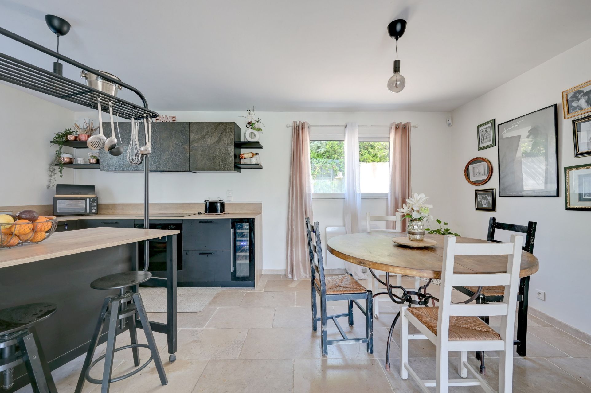 luxury traditional house 7 Rooms for sale on SAUSSET LES PINS (13960)