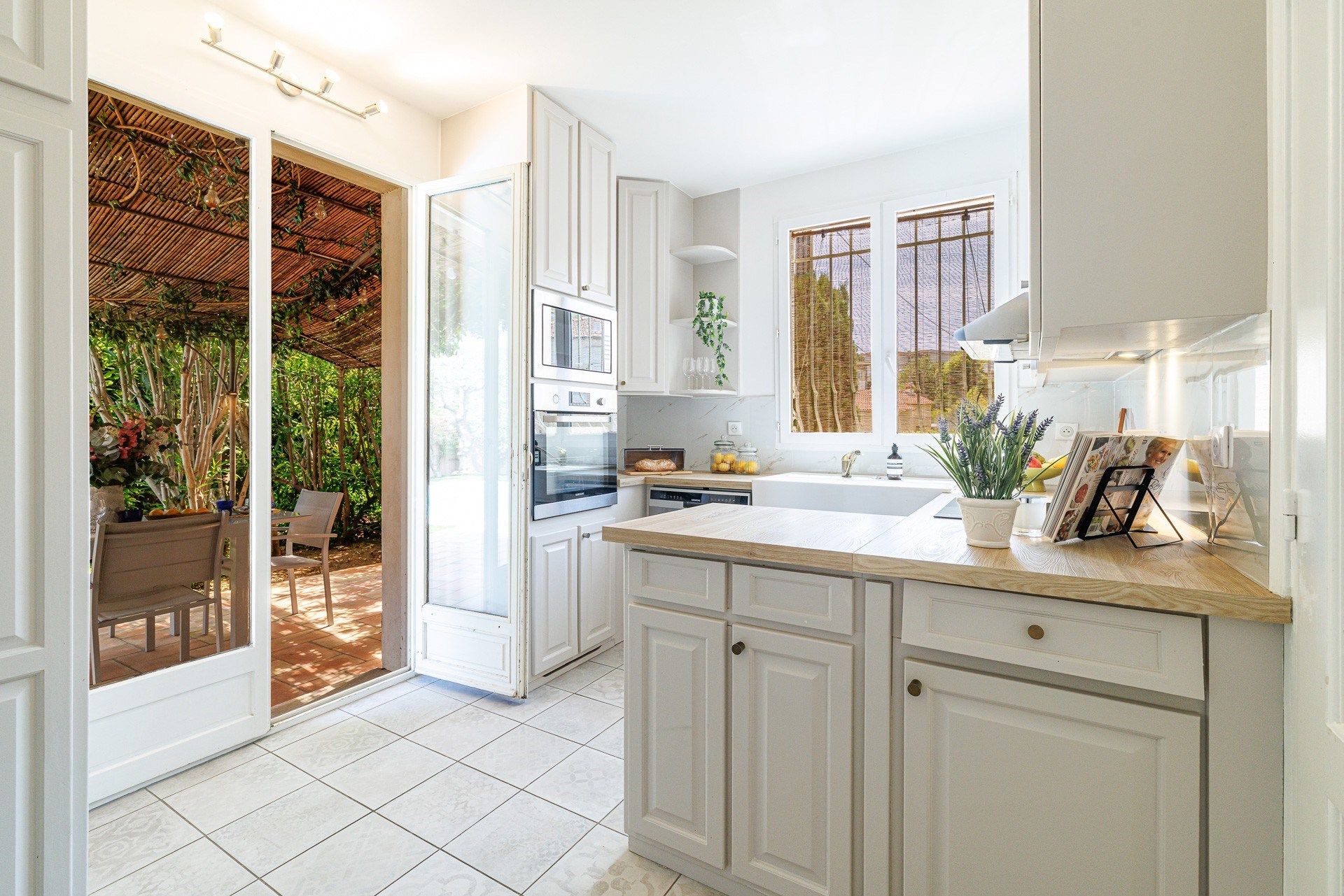 luxury property 14 Rooms for sale on NICE (06000)