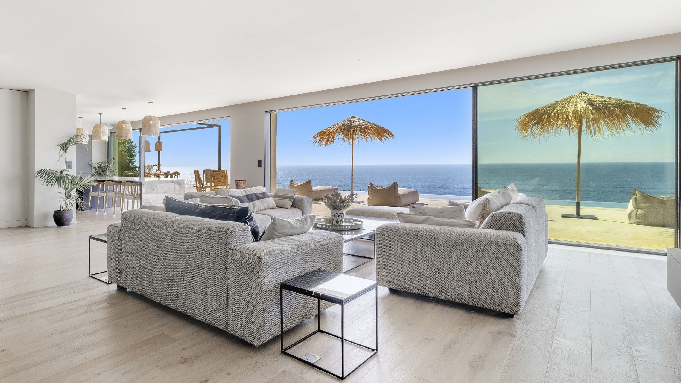 luxury villa 9 Rooms for sale on LES ISSAMBRES (83380)