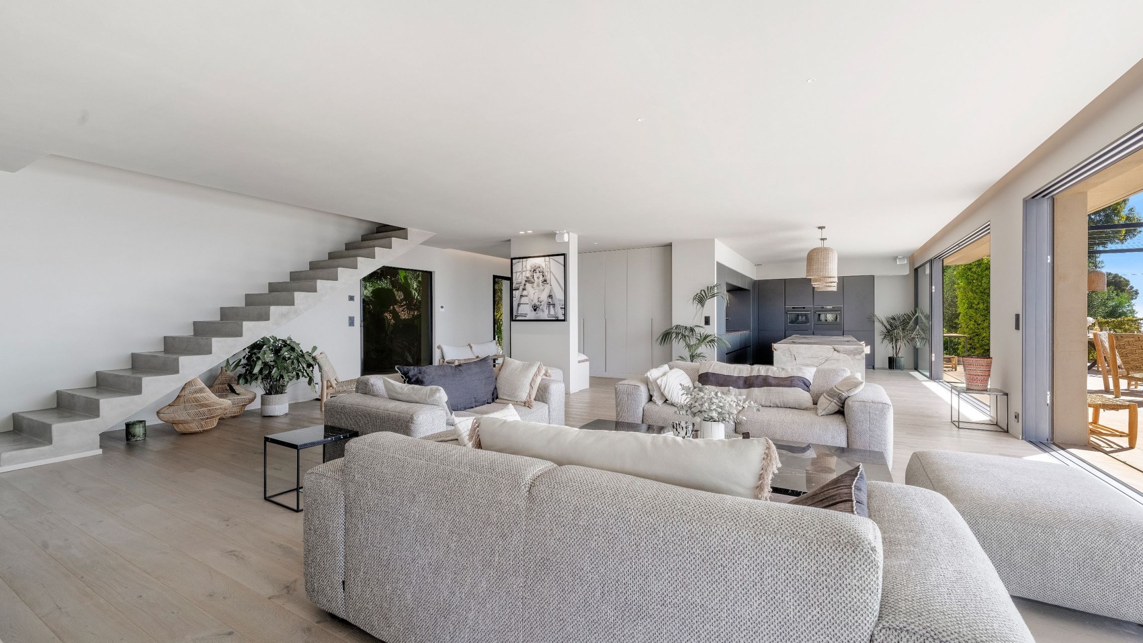 luxury villa 9 Rooms for sale on LES ISSAMBRES (83380)
