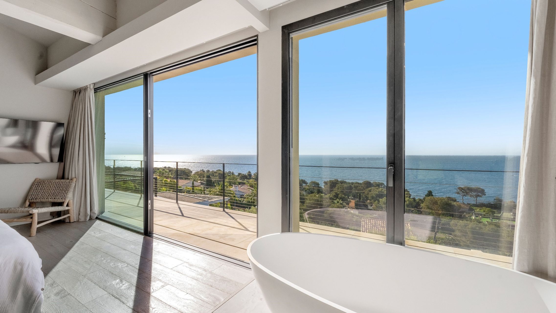 luxury villa 9 Rooms for sale on LES ISSAMBRES (83380)