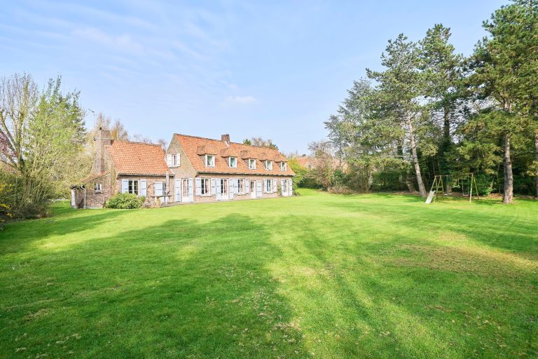 luxury house 7 Rooms for sale on CROIX (59170)