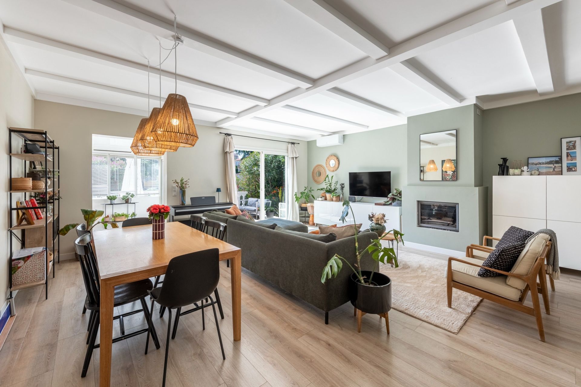 luxury villa 4 Rooms for sale on VILLEFRANCHE SUR MER (06230)