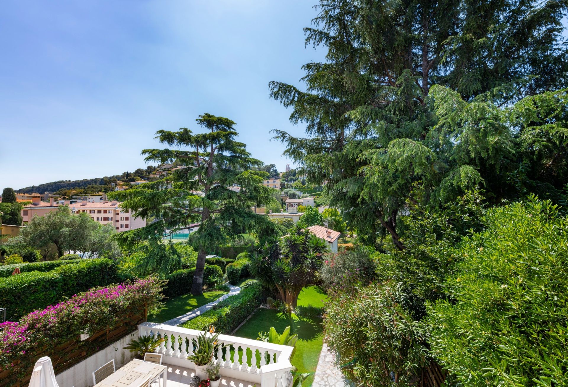 luxury villa 4 Rooms for sale on VILLEFRANCHE SUR MER (06230)