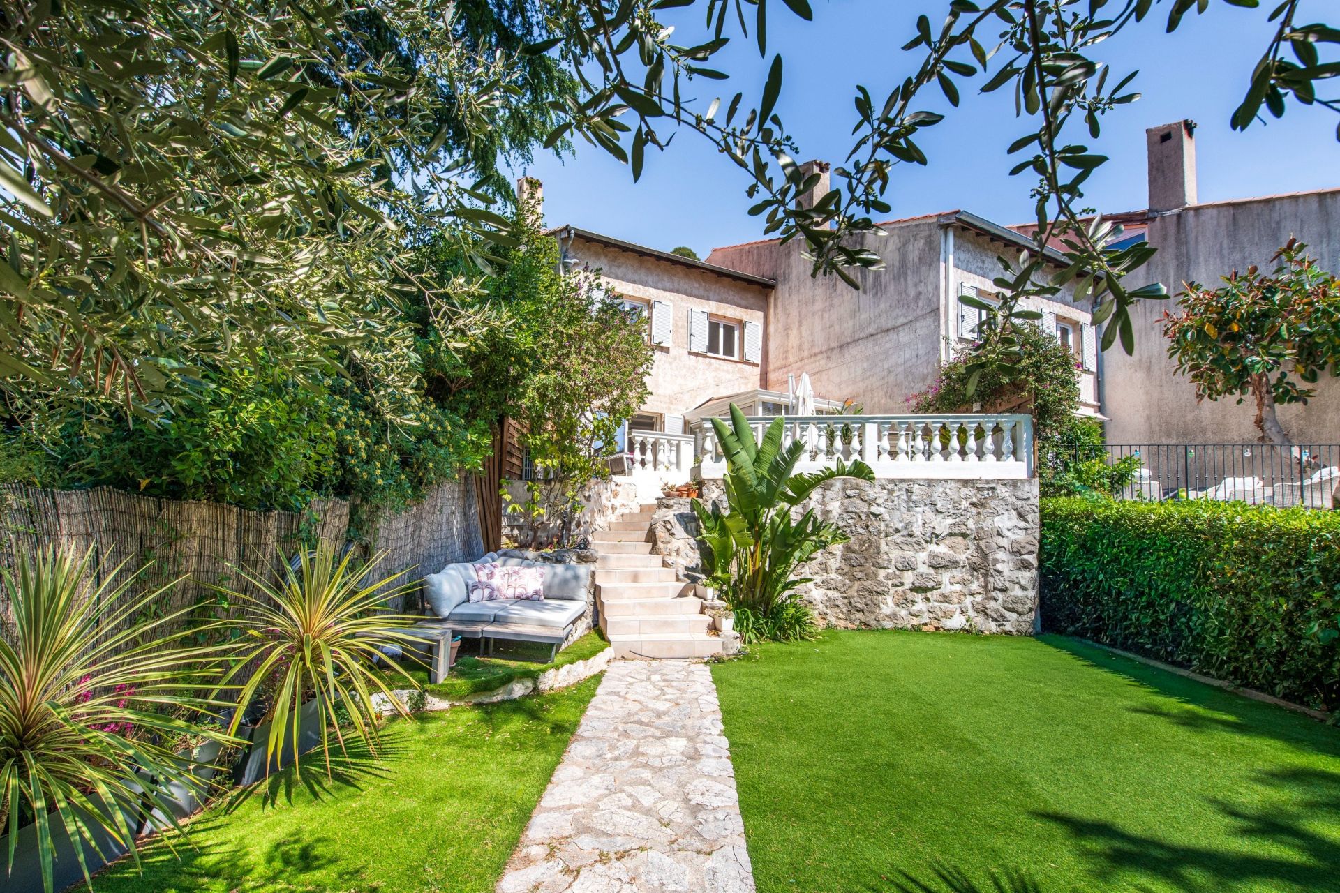 luxury villa 4 Rooms for sale on VILLEFRANCHE SUR MER (06230)