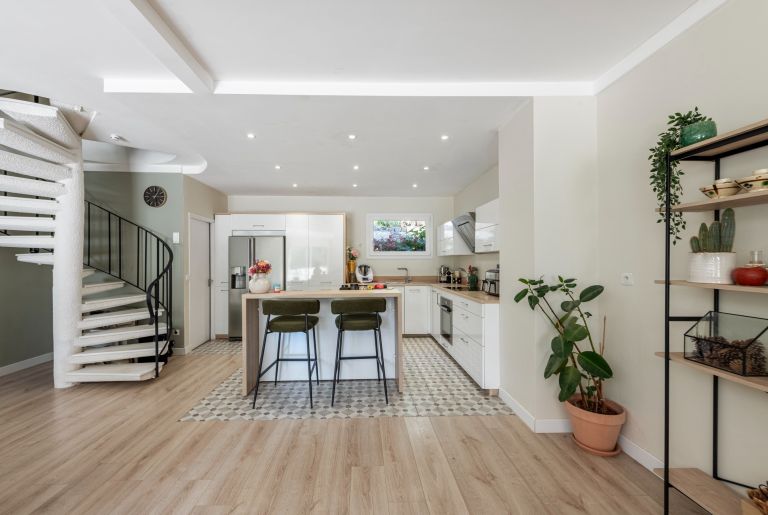 luxury villa 4 Rooms for sale on VILLEFRANCHE SUR MER (06230)