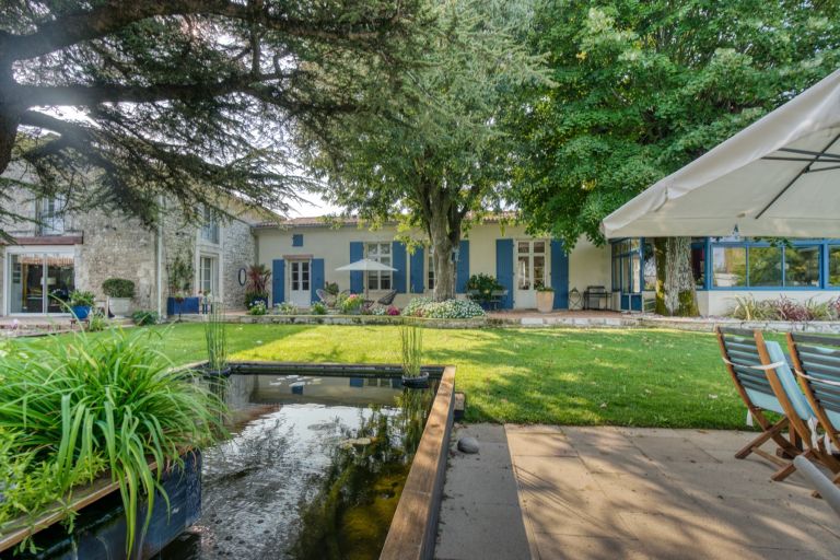 luxury house 9 Rooms for sale on LA ROCHELLE (17000)
