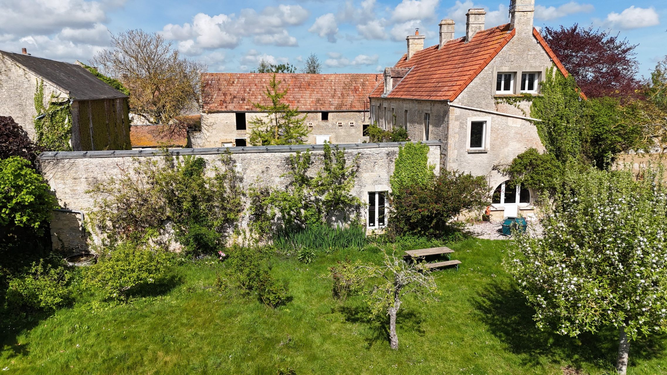 luxury long house 9 Rooms for sale on ROTS (14740)