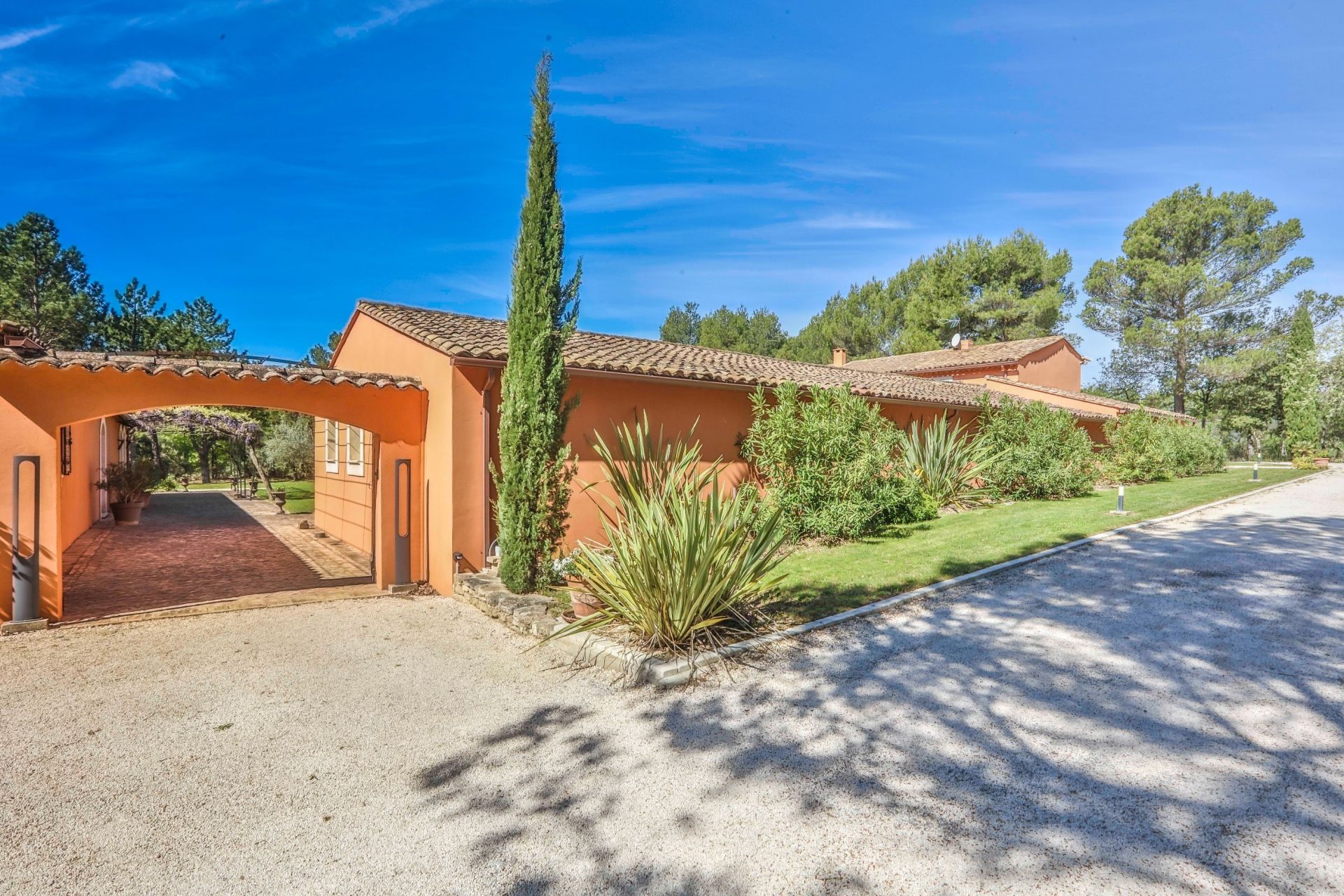 luxury house 10 Rooms for sale on ROUSSILLON (84220)