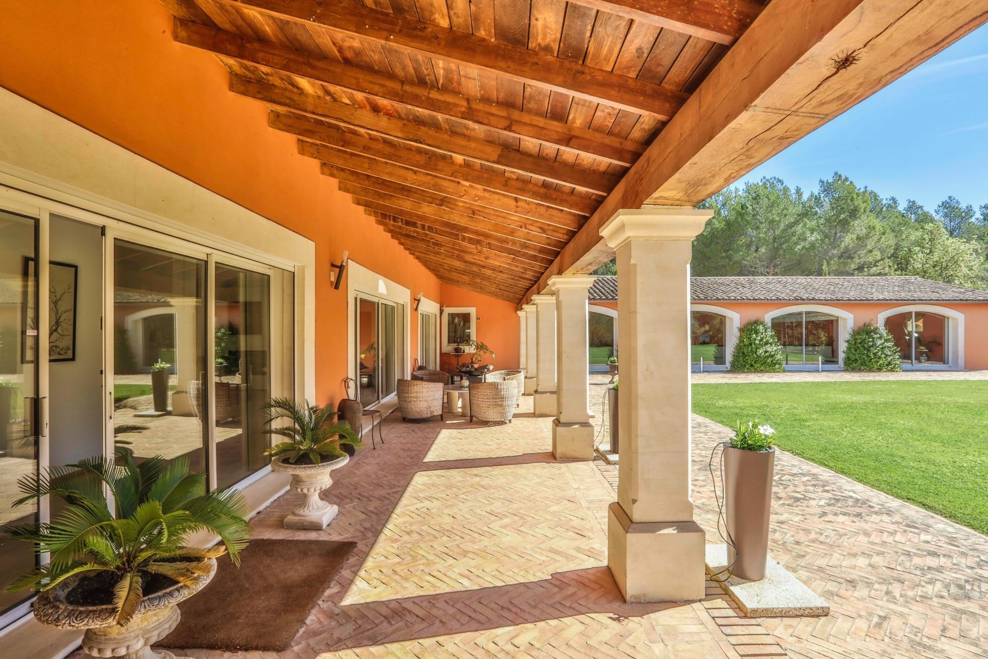 luxury house 10 Rooms for sale on ROUSSILLON (84220)