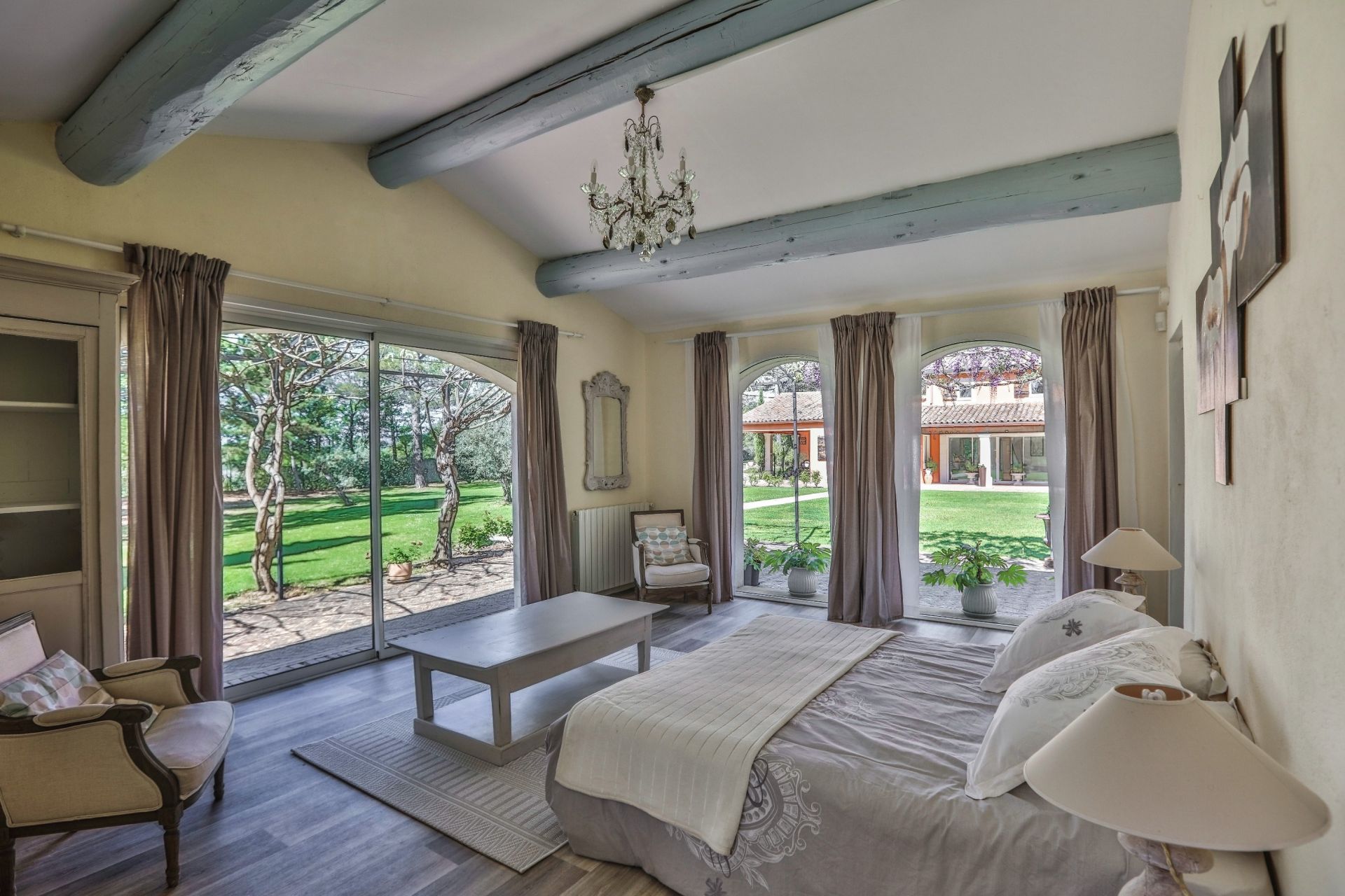 luxury house 10 Rooms for sale on ROUSSILLON (84220)