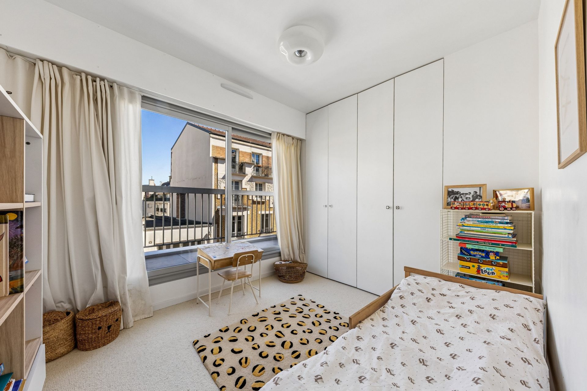 luxury apartment 5 Rooms for sale on PARIS (75018)