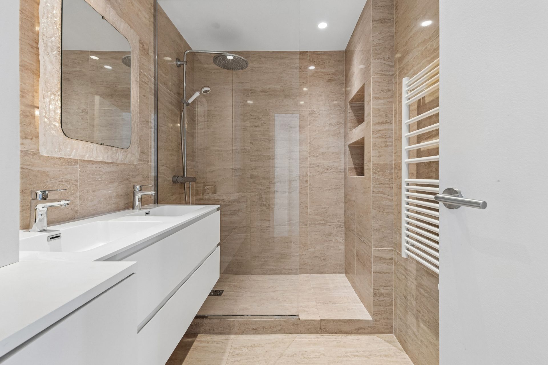luxury apartment 5 Rooms for sale on PARIS (75018)