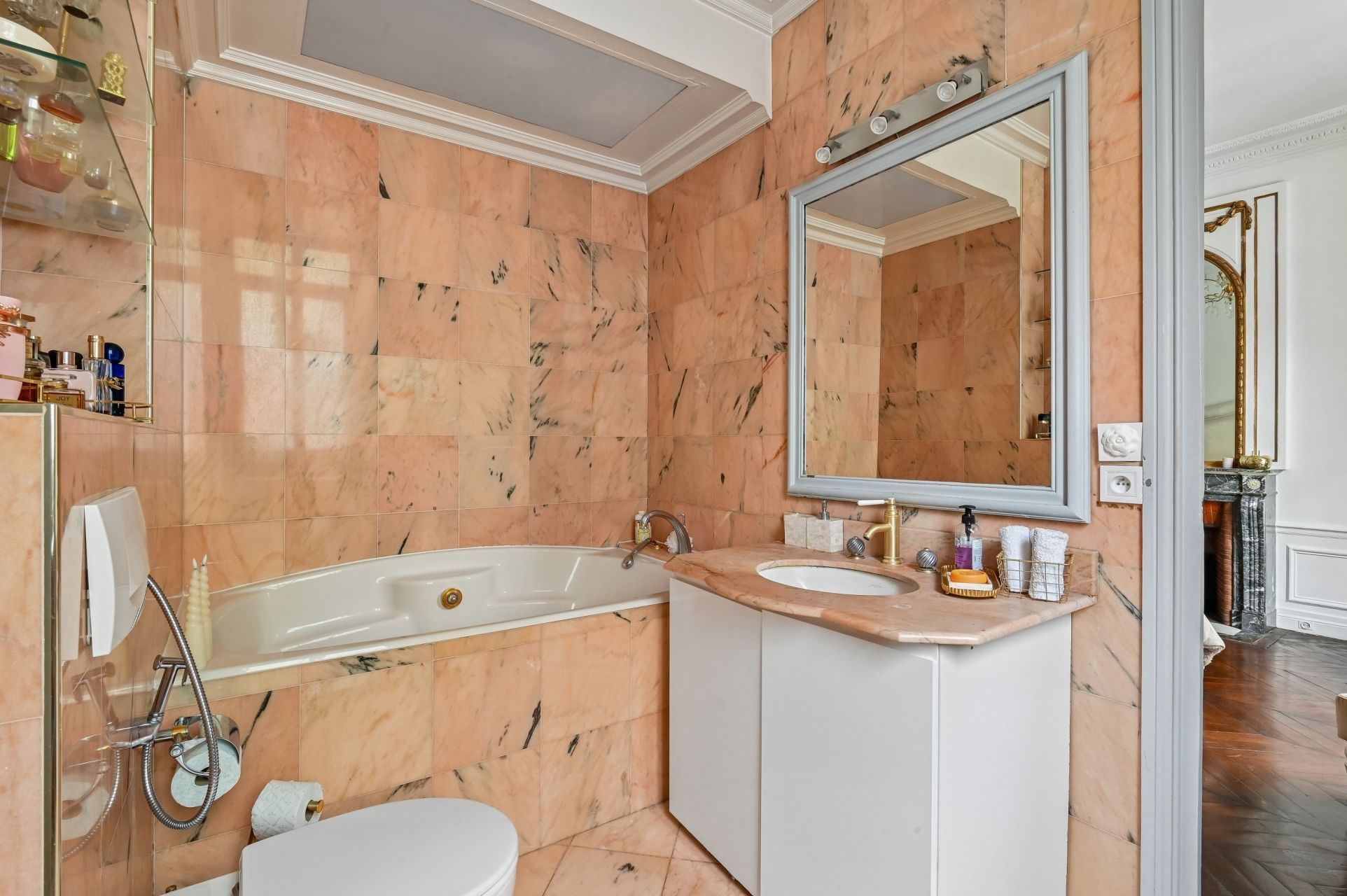 luxury apartment 7 Rooms for sale on PARIS (75116)