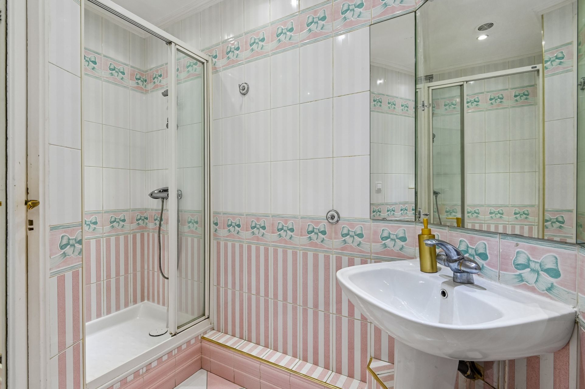luxury apartment 7 Rooms for sale on PARIS (75116)