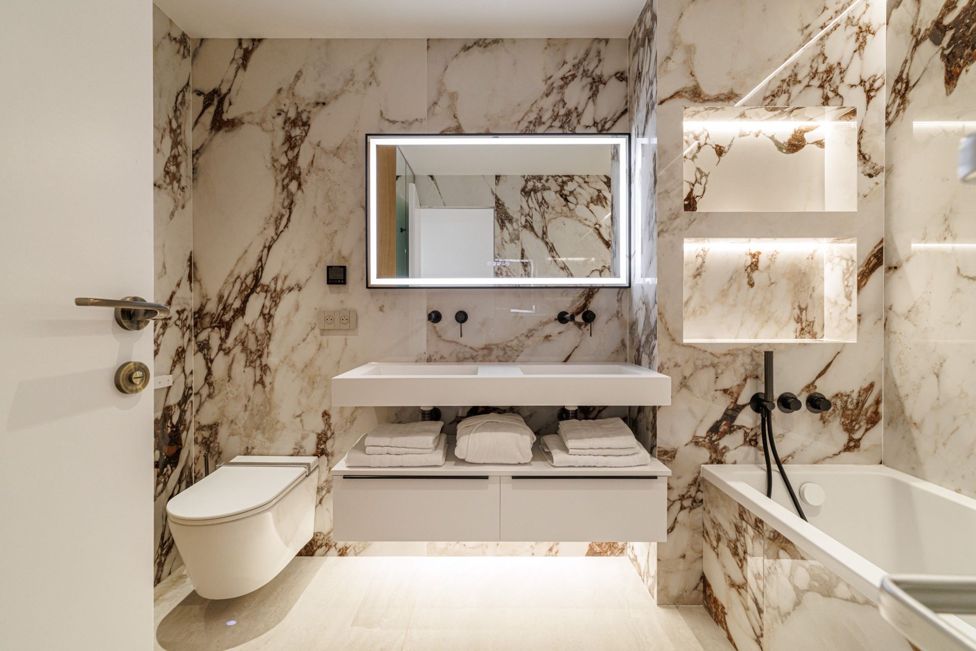 luxury apartment 4 Rooms for sale on NICE (06000)